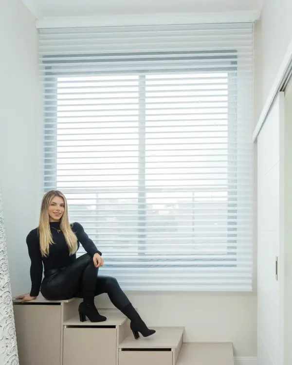 Cortina Miragem Branca com Bandô instalada em ambiente residencial, cortina sob medida que permite controle de luz e privacidade com design moderno