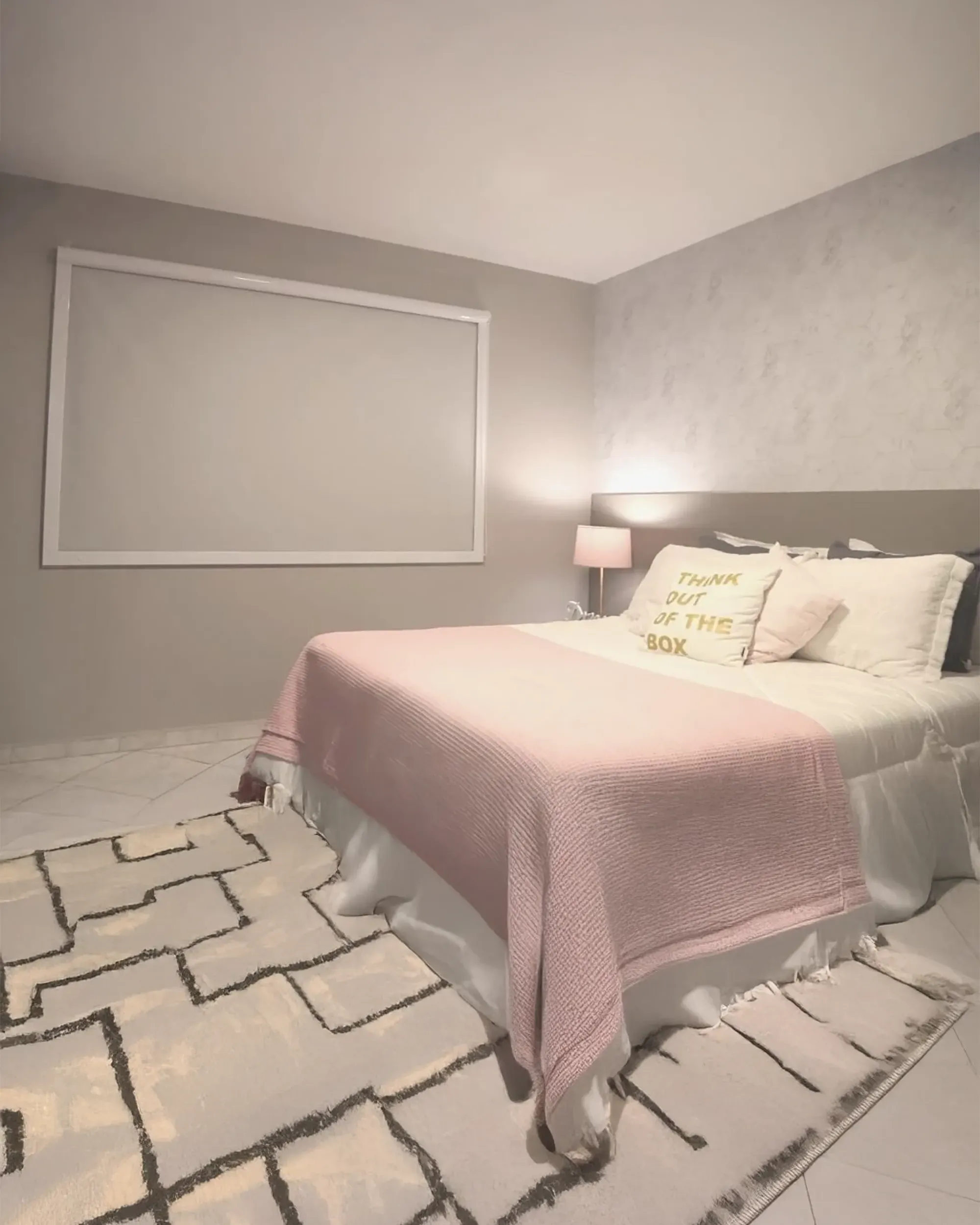 Cortina rolô blackout box Nápoles branca instalada em quarto residencial, cobrindo janela com acabamento em caixa superior e visual clean