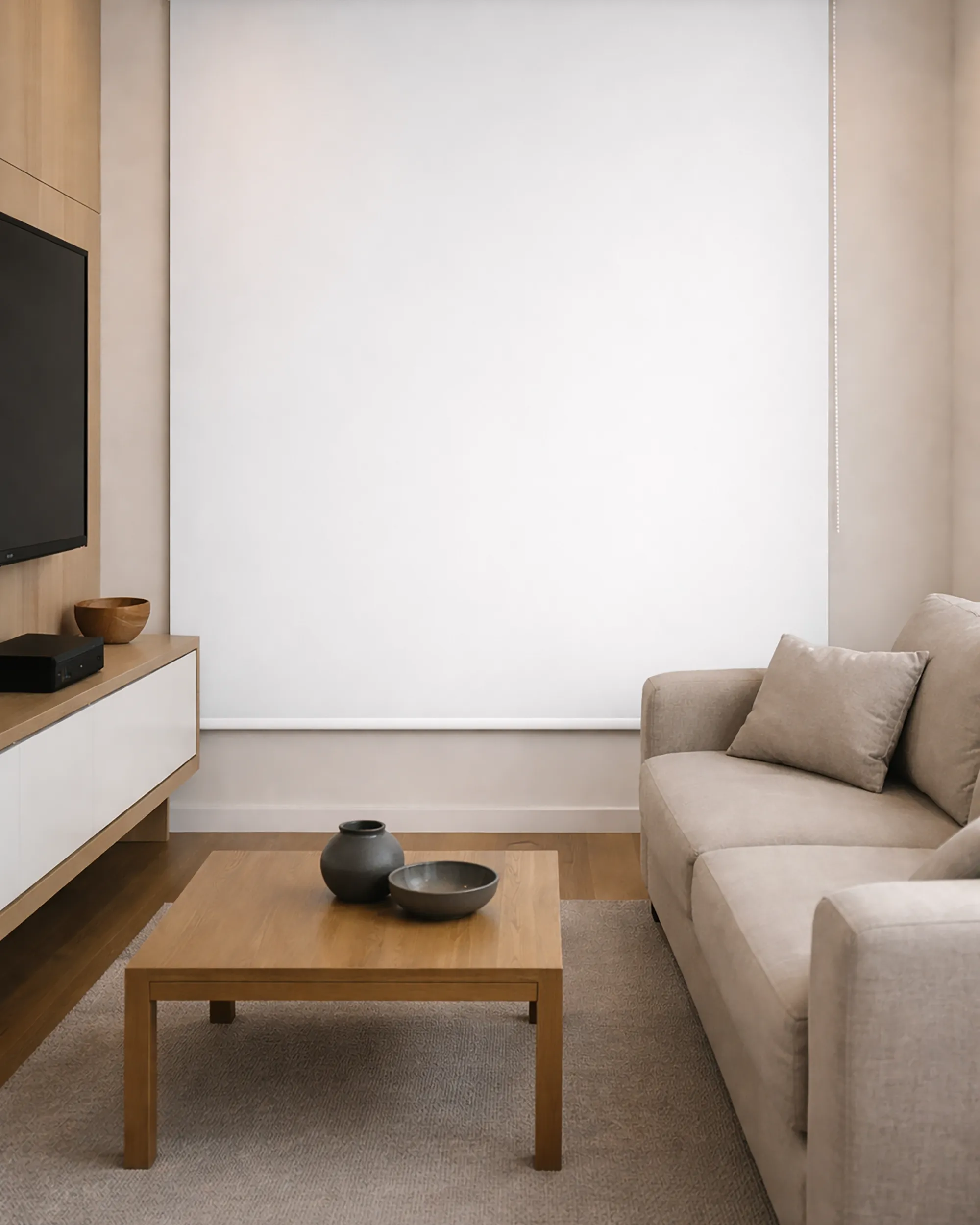 Cortina rolô blackout branca instalada em sala de estar, cobrindo janela do piso ao teto, com visual clean e integração ao ambiente residencial iluminado