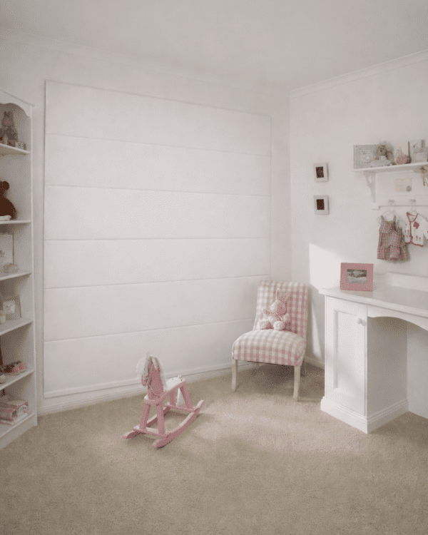 Cortina Romana Blackout Nápoles branca totalmente fechada em quarto de bebê, proporcionando bloqueio de luz e conforto no ambiente.