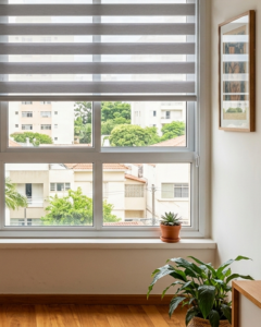 Persiana Double Vision Classic Cinza instalada em janela com vista externa, controlando a entrada de luz natural.