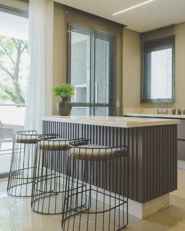 Persiana horizontal de alumínio 25mm na cor prata fosco instalada em cozinha moderna, com controle de luz e visual contemporâneo