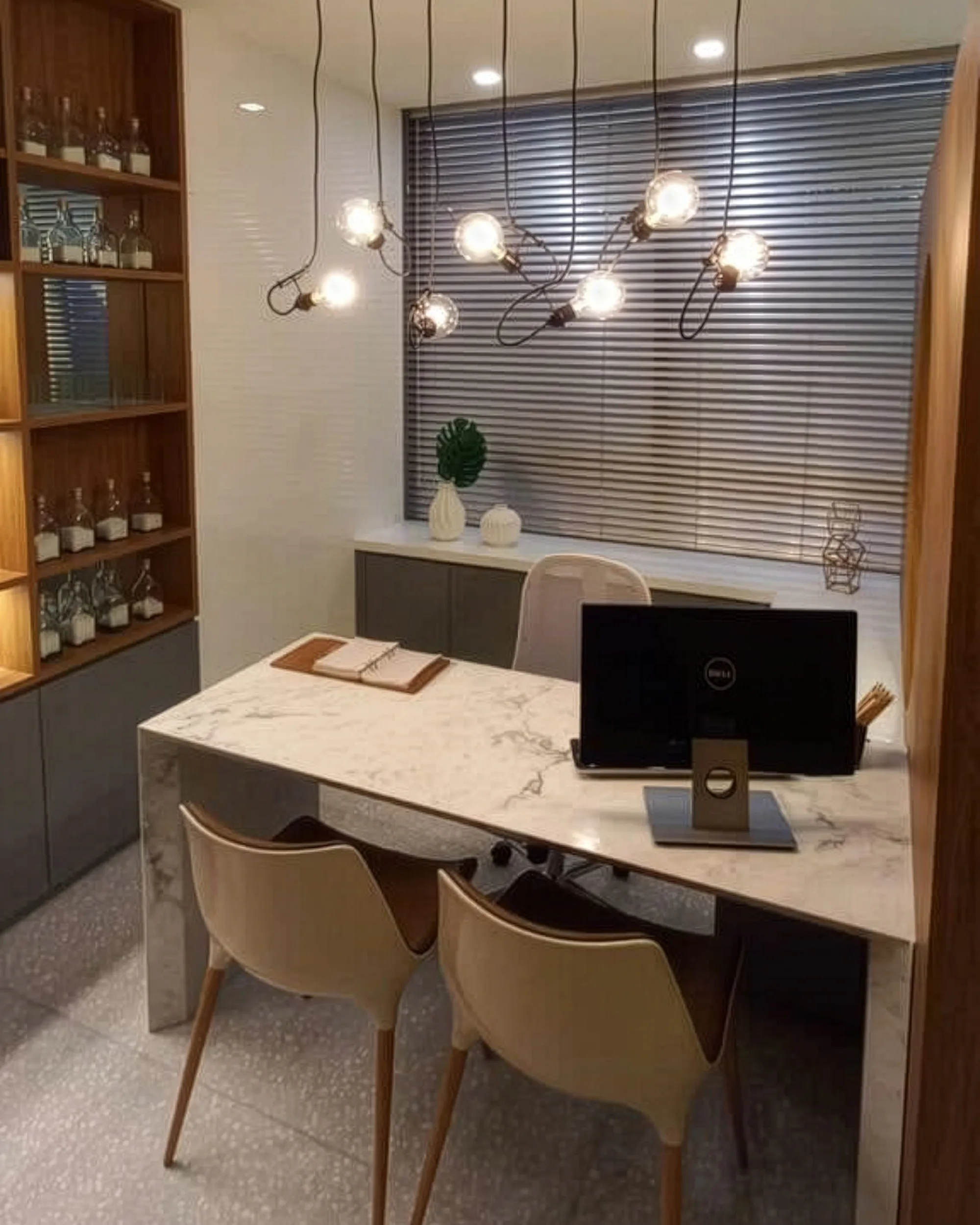 Persiana horizontal de alumínio 50mm prata fosca instalada em consultório médico, com lâminas totalmente fechadas garantindo privacidade