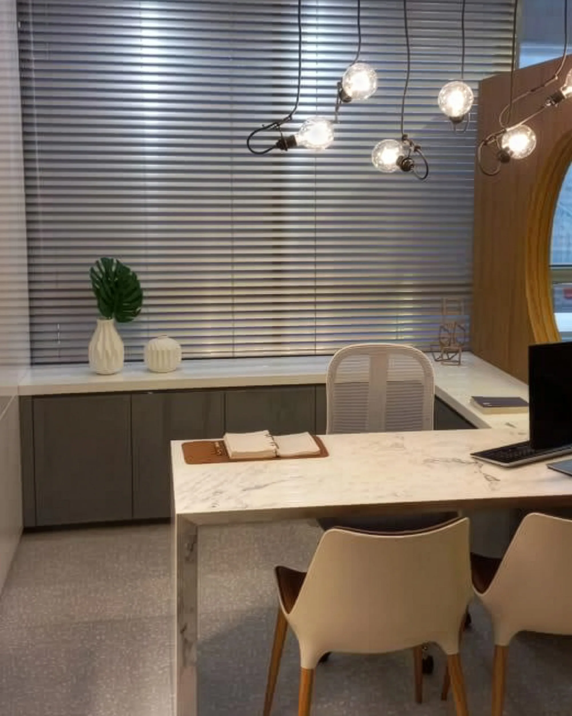 Persiana horizontal de alumínio 50mm prata fosca com lâminas fechadas em ambiente de clínica, bloqueando a entrada de luz