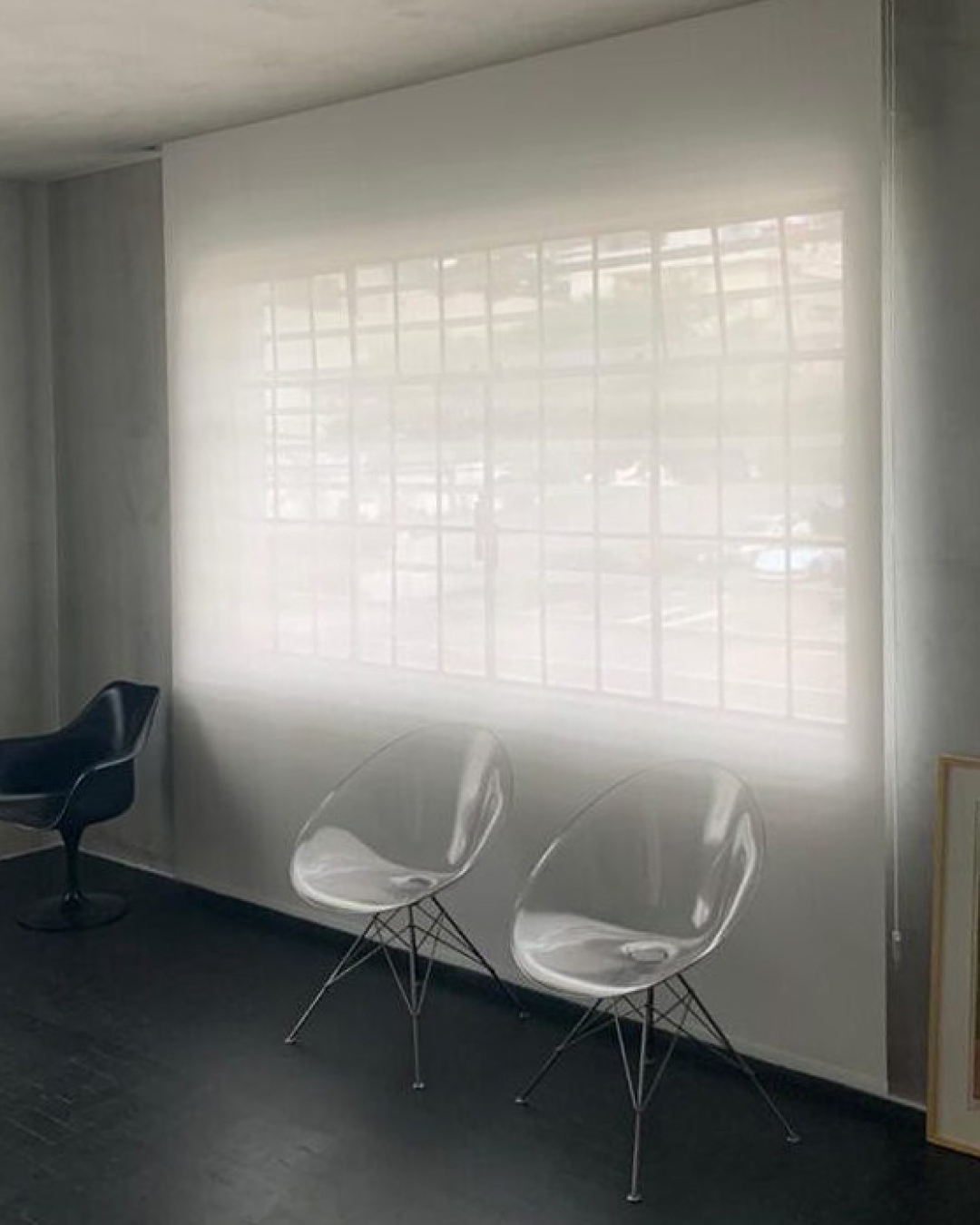 Persiana Rolô Tela Solar 5% Branca instalada em estúdio, filtrando a luz natural e reduzindo o calor.
