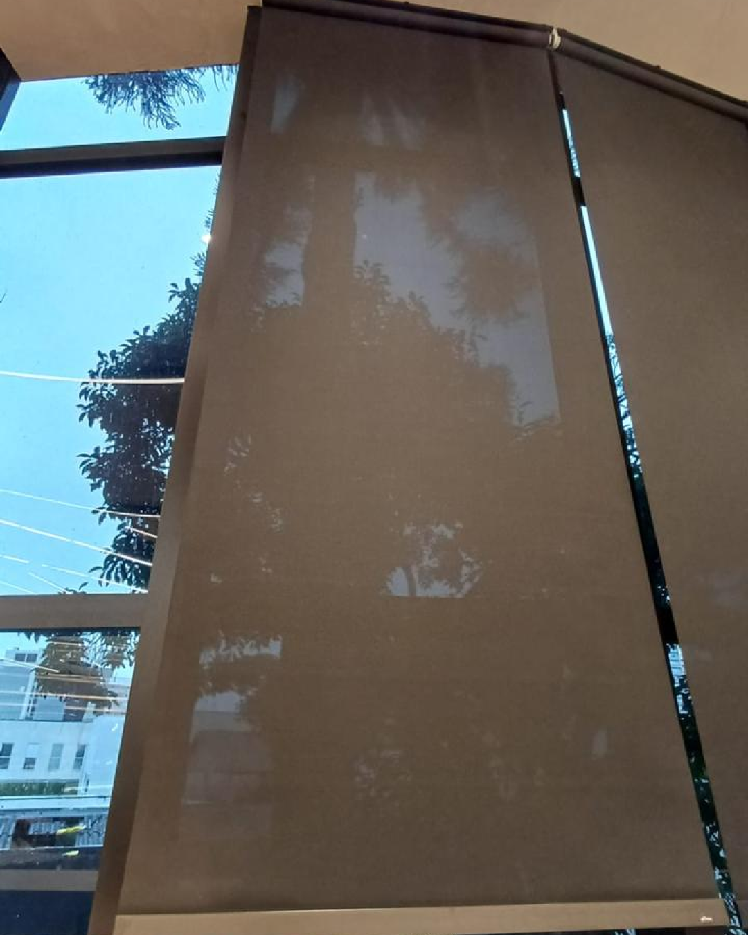 Detalhe do tecido da Persiana Tela Solar 5% Preta com trama aberta para controle solar.